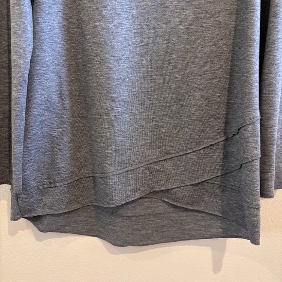 Chico's Zenergy Women's Gray Long Sleeve SZ 1 (Medium) EUC Scoop Neck - Picture 2 of 10